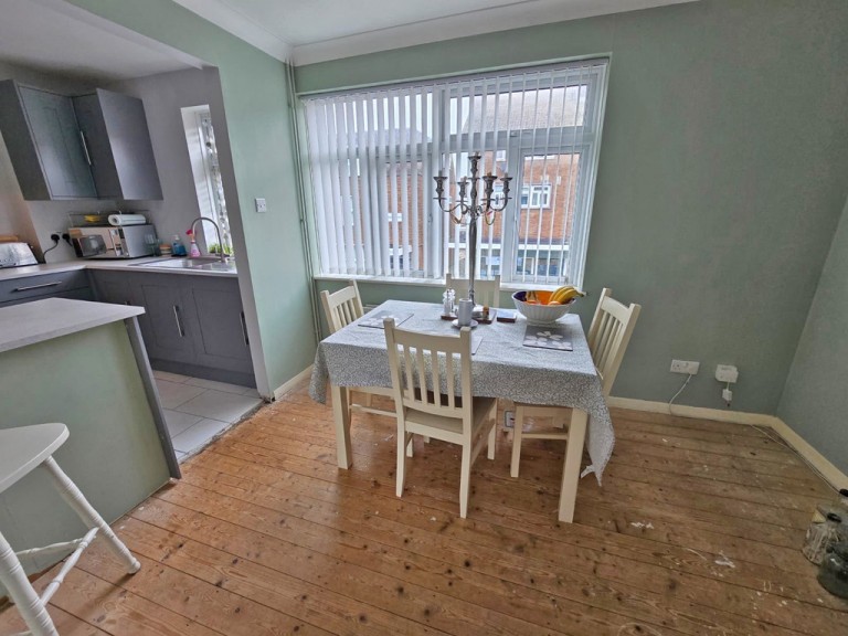 Images for Southwick Square, Southwick EAID:89f271acd853ec3835ef79995e2ac892 BID:1